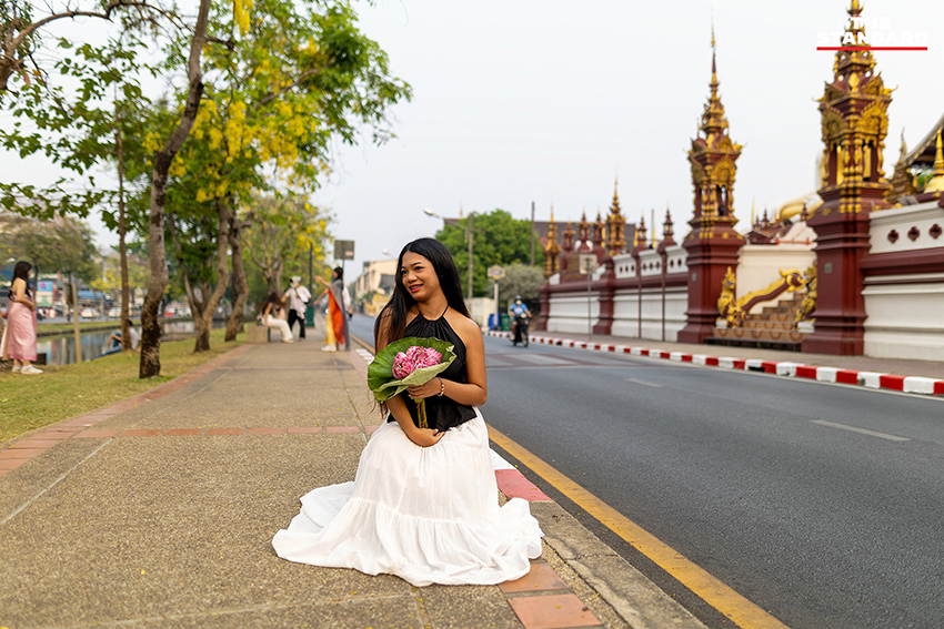 วัยรุ่นถือดอกบัวถ่ายภาพริมคูเมืองเชียงใหม่ 4