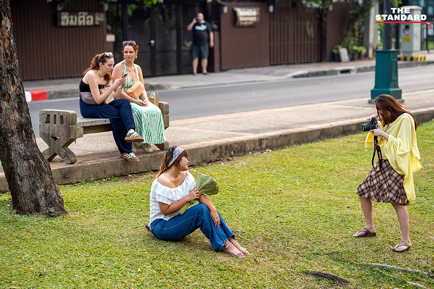 วัยรุ่นถือดอกบัวถ่ายภาพริมคูเมืองเชียงใหม่ 8