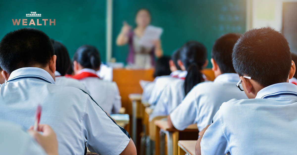 นักเรียนกำลังเรียนในห้องเรียน ท่ามกลางมาตรการจีนลดความเครียดทางการศึกษาหวังเพิ่มอัตราการเกิด