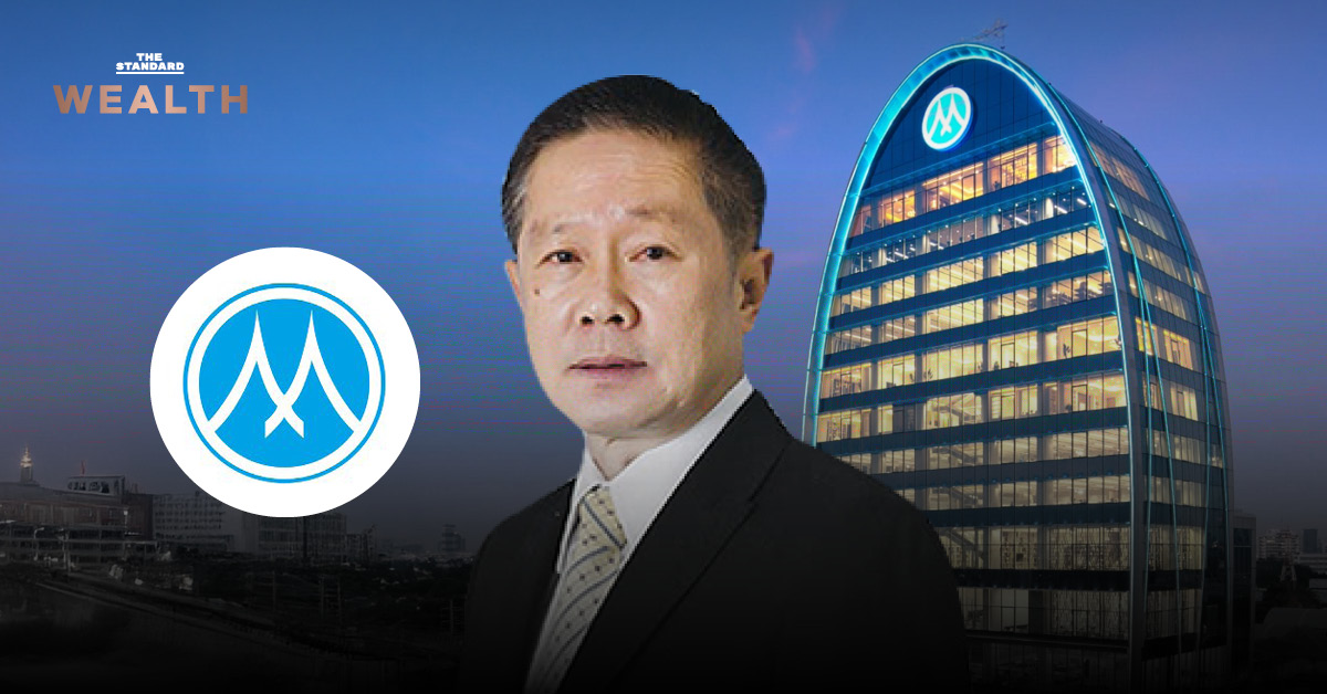 ภาพ คุณชูชาติ พัชรชัย ผู้ก่อตั้งและอดีตซีอีโอ เมืองไทย แคปปิตอล พร้อมโลโก้บริษัท