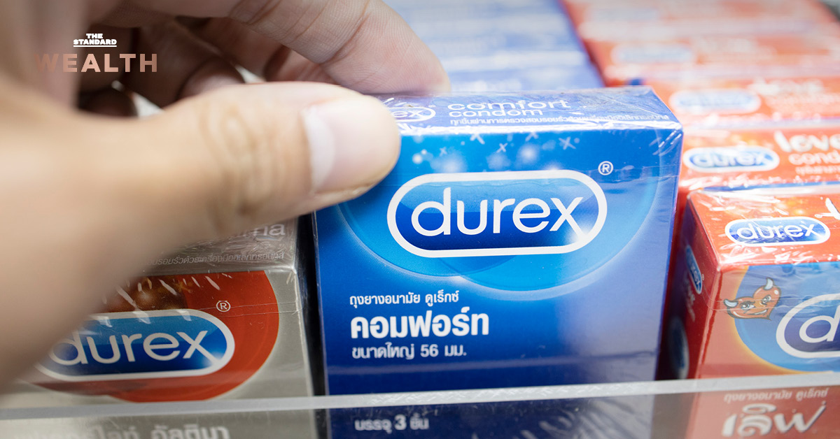 ภาพมือหยิบถุงยางอนามัย Durex พร้อมข้อความเรื่องค่าครองชีพพุ่งและถุงยางอนามัยจ่อขึ้นราคา 30%