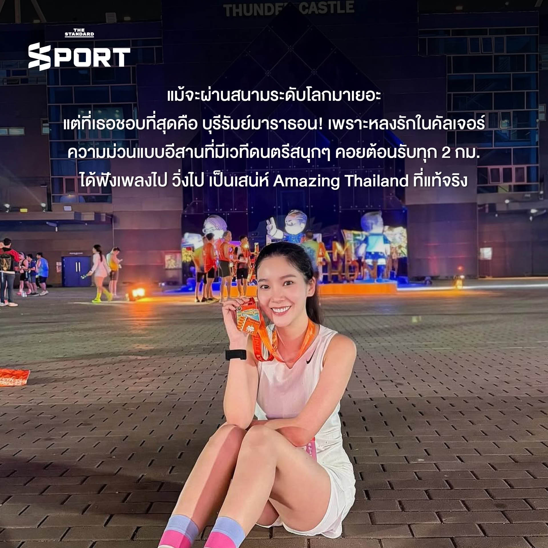 คุกกี้ ญดา นักแสดงและนักวิ่งสาวกำลังวิ่งบนเส้นทางธรรมชาติอย่างมีความสุข พร้อมข้อความ 'Run • Happy • Healthy' 5