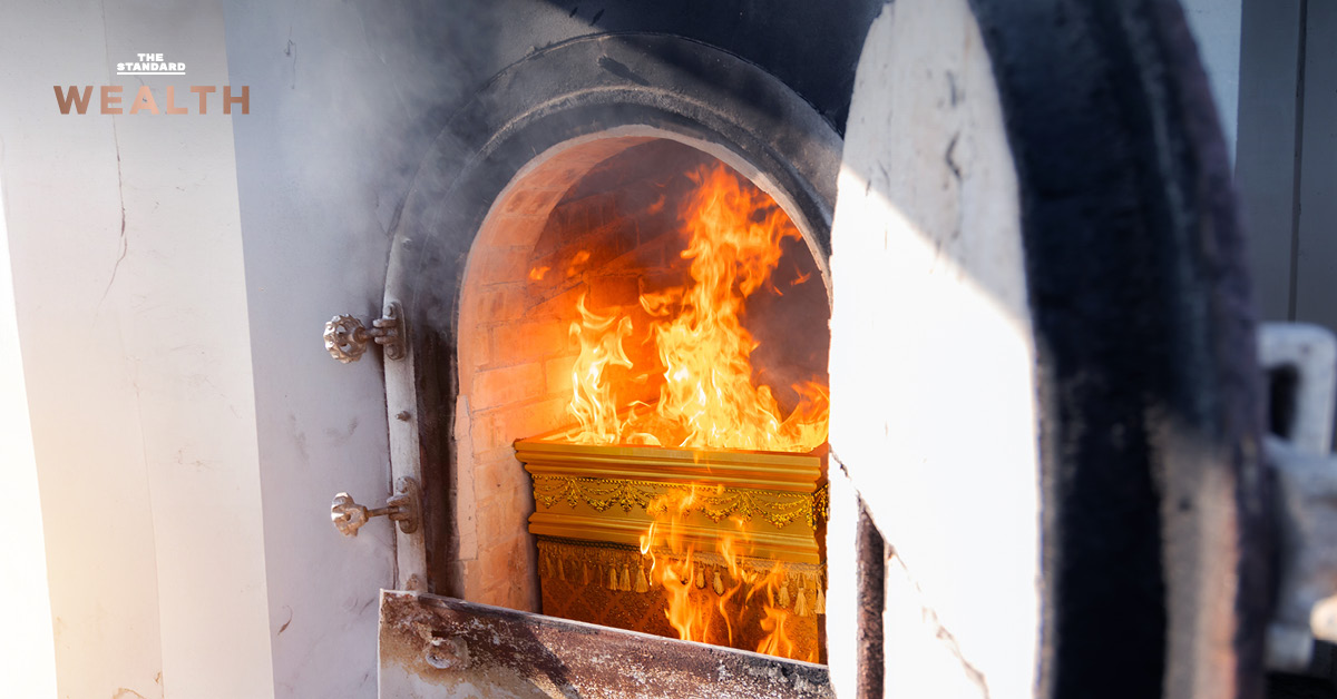 ภาพถ่ายแสดงประตูกำแพงเมรุที่เปิดออกเห็นเปลวไฟกำลังเผาโลงศพ สะท้อนถึงธุรกิจความตายและการวางแผนวาระสุดท้ายของชีวิต