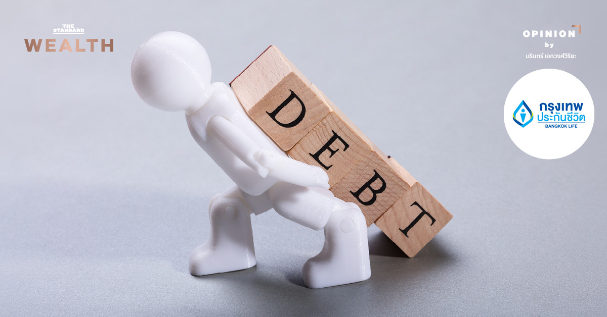 หุ่นฟิกเกอร์คนแบกบล็อกไม้คำว่า 'หนี้' สะท้อนภาระทางการเงิน