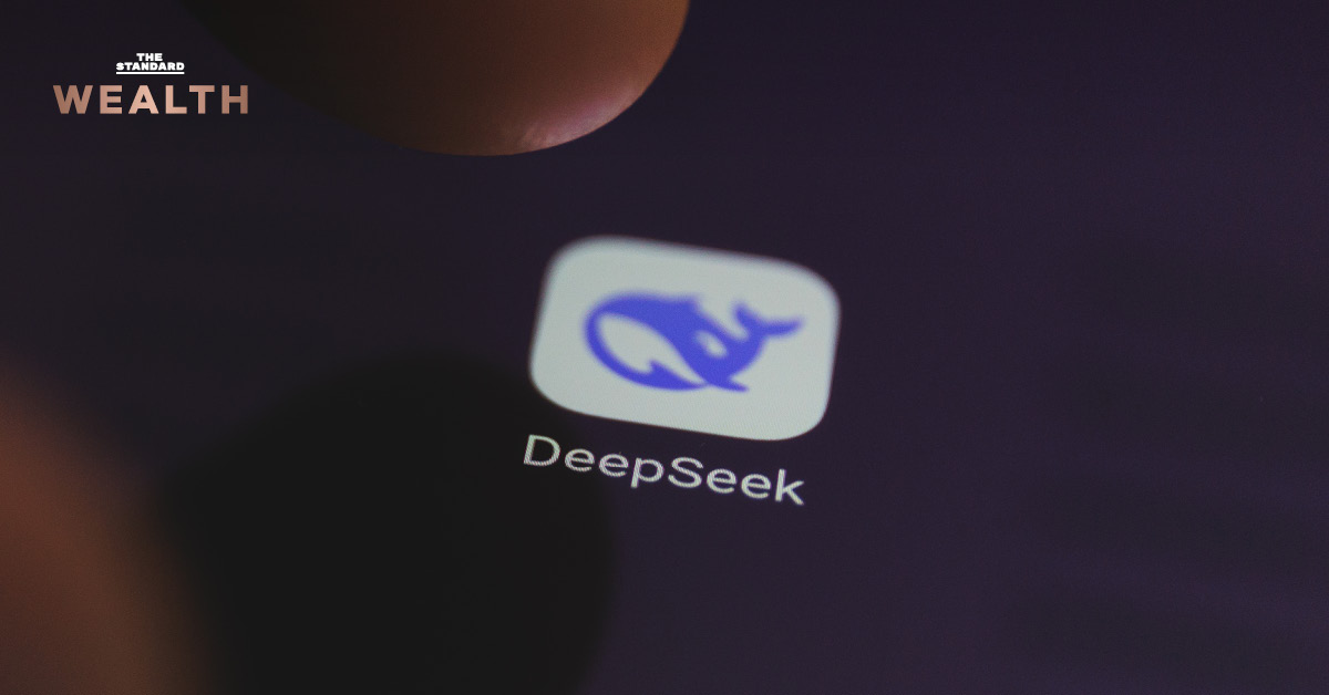 นิ้วแตะไอคอนแอป DeepSeek บนหน้าจอ แสดงข้อความ DeepSeek เปิดตัว โมเดล V4 อ่านเอกสารยาวระดับหนังสือได้ในครั้งเดียว