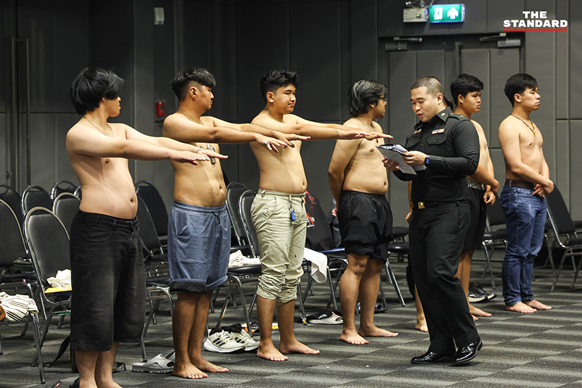 พล.ท.อดุลย์ รมว.กลาโหม ลงพื้นที่ตรวจเกณฑ์ทหาร ที่เซ็นทรัลเวสต์เกต นนทบุรี 12