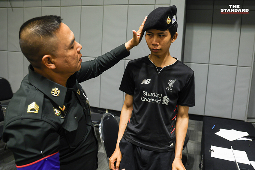 พล.ท.อดุลย์ รมว.กลาโหม ลงพื้นที่ตรวจเกณฑ์ทหาร ที่เซ็นทรัลเวสต์เกต นนทบุรี 4