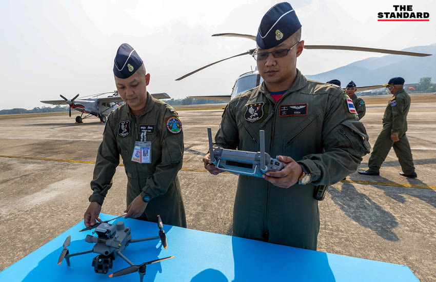 รัฐมนตรีว่าการกระทรวงกลาโหมและผู้บัญชาการทหารอากาศ ตรวจเยี่ยมหน่วยบินกองบิน 41 จังหวัดเชียงใหม่ เพื่อติดตามสถานการณ์ไฟป่าและฝุ่น PM2.5 2