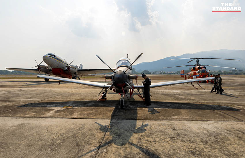 รัฐมนตรีว่าการกระทรวงกลาโหมและผู้บัญชาการทหารอากาศ ตรวจเยี่ยมหน่วยบินกองบิน 41 จังหวัดเชียงใหม่ เพื่อติดตามสถานการณ์ไฟป่าและฝุ่น PM2.5 3