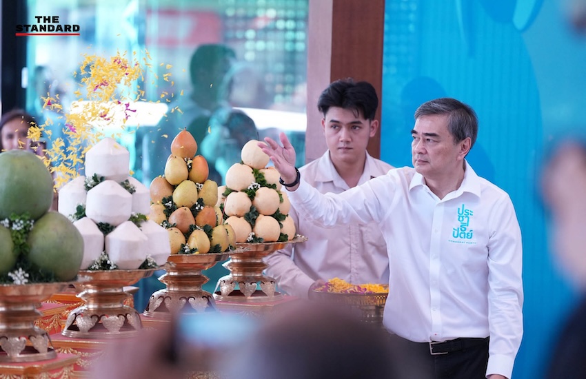 อภิสิทธิ์ เวชชาชีวะ และแกนนำพรรคประชาธิปัตย์ ในงานทำบุญครบรอบ 80 ปีพรรค พร้อมประกาศโรดแมปและเป็นเจ้าภาพประชุมพรรคเสรีนิยมโลก 2