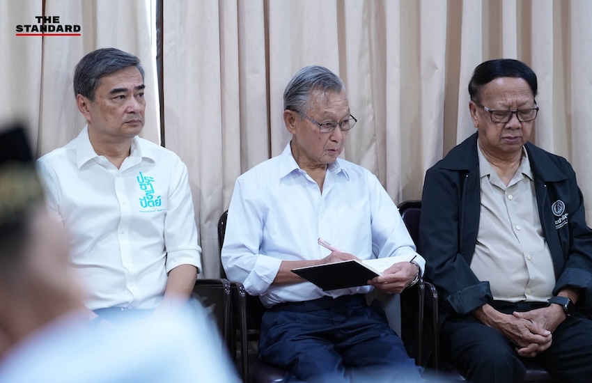 อภิสิทธิ์ เวชชาชีวะ และแกนนำพรรคประชาธิปัตย์ ในงานทำบุญครบรอบ 80 ปีพรรค พร้อมประกาศโรดแมปและเป็นเจ้าภาพประชุมพรรคเสรีนิยมโลก 6