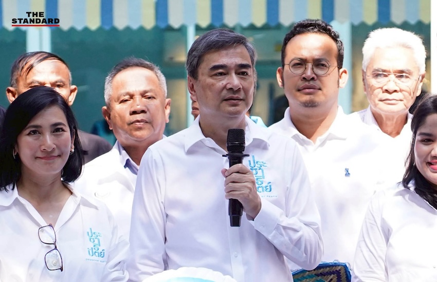 อภิสิทธิ์ เวชชาชีวะ และแกนนำพรรคประชาธิปัตย์ ในงานทำบุญครบรอบ 80 ปีพรรค พร้อมประกาศโรดแมปและเป็นเจ้าภาพประชุมพรรคเสรีนิยมโลก 8