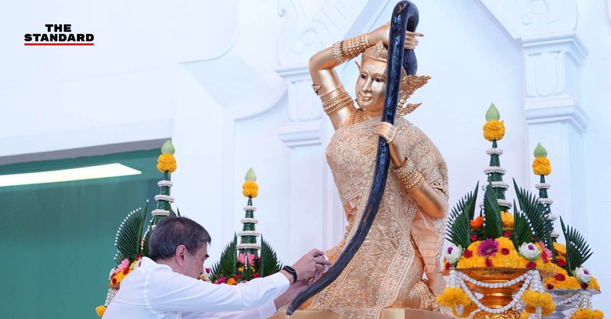 อภิสิทธิ์ เวชชาชีวะ และแกนนำพรรคประชาธิปัตย์ ในงานทำบุญครบรอบ 80 ปีพรรค พร้อมประกาศโรดแมปและเป็นเจ้าภาพประชุมพรรคเสรีนิยมโลก