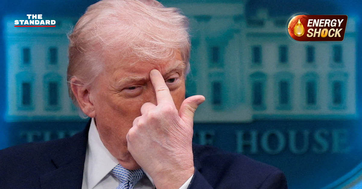 กลุ่มผู้ประท้วงชูป้ายเรียกร้องถอดถอน โดนัลด์ ทรัมป์ อดีตประธานาธิบดีสหรัฐฯ