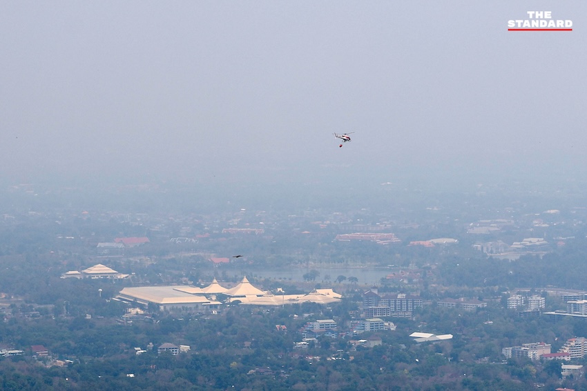 เฮลิคอปเตอร์โปรยน้ำดับไฟป่าบนหน้าผาสูงชัน ใกล้ วัดพระธาตุดอยสุเทพราชวรวิหาร จังหวัดเชียงใหม่ 10