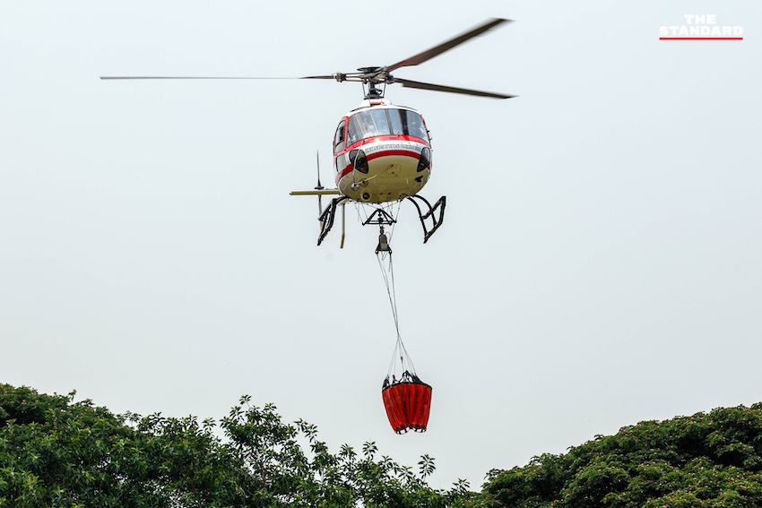 เฮลิคอปเตอร์โปรยน้ำดับไฟป่าบนหน้าผาสูงชัน ใกล้ วัดพระธาตุดอยสุเทพราชวรวิหาร จังหวัดเชียงใหม่ 2