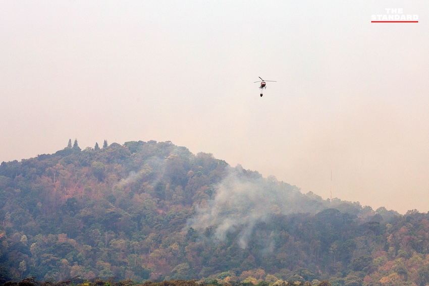 เฮลิคอปเตอร์โปรยน้ำดับไฟป่าบนหน้าผาสูงชัน ใกล้ วัดพระธาตุดอยสุเทพราชวรวิหาร จังหวัดเชียงใหม่ 3