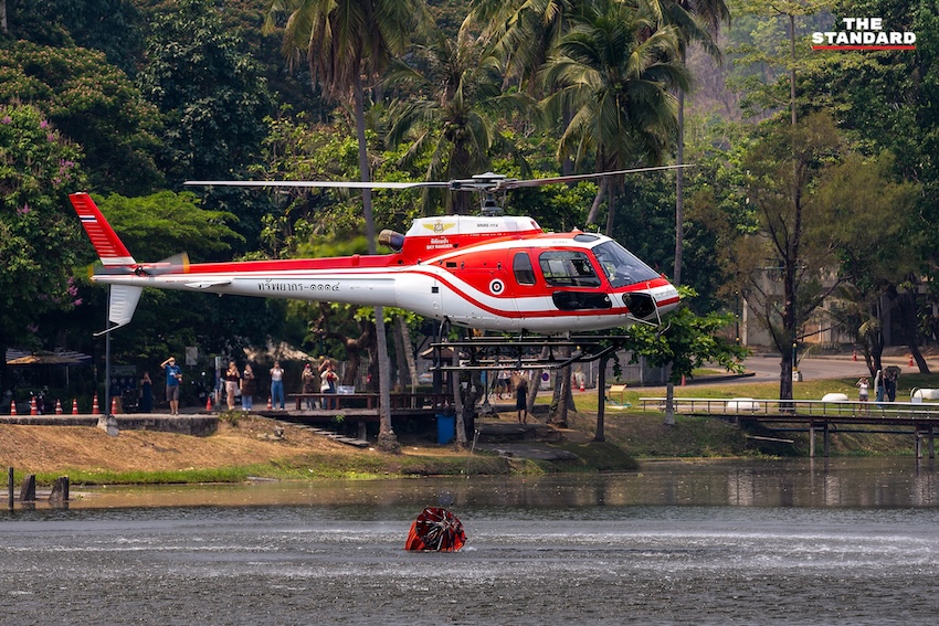 เฮลิคอปเตอร์โปรยน้ำดับไฟป่าบนหน้าผาสูงชัน ใกล้ วัดพระธาตุดอยสุเทพราชวรวิหาร จังหวัดเชียงใหม่ 4