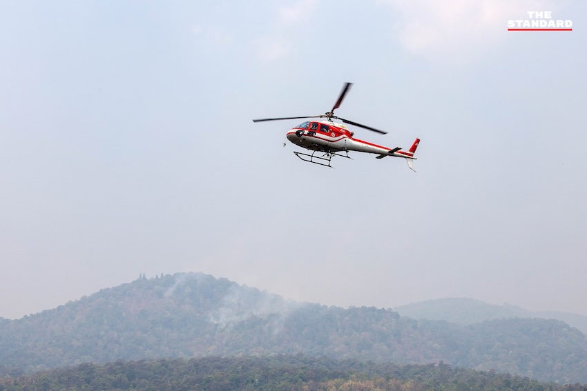 เฮลิคอปเตอร์โปรยน้ำดับไฟป่าบนหน้าผาสูงชัน ใกล้ วัดพระธาตุดอยสุเทพราชวรวิหาร จังหวัดเชียงใหม่ 5