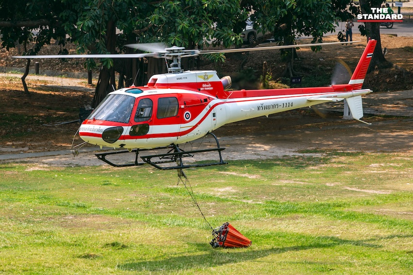 เฮลิคอปเตอร์โปรยน้ำดับไฟป่าบนหน้าผาสูงชัน ใกล้ วัดพระธาตุดอยสุเทพราชวรวิหาร จังหวัดเชียงใหม่ 7