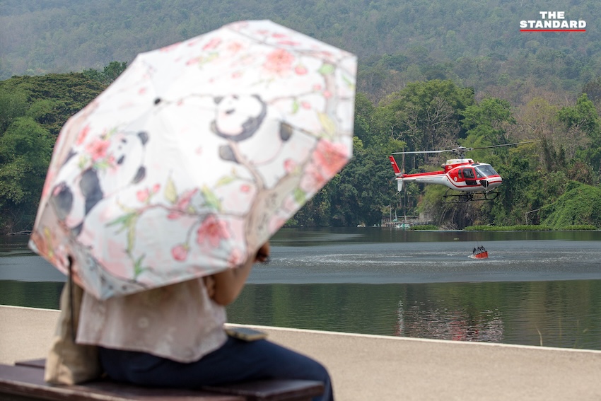 เฮลิคอปเตอร์โปรยน้ำดับไฟป่าบนหน้าผาสูงชัน ใกล้ วัดพระธาตุดอยสุเทพราชวรวิหาร จังหวัดเชียงใหม่ 9