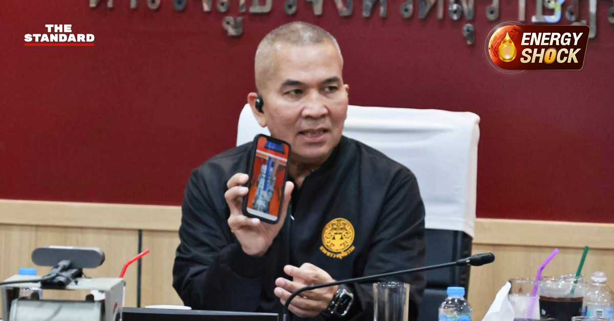 ภาพเจ้าหน้าที่ดีเอสไอเข้าตรวจสอบคลังน้ำมันแห่งหนึ่งในจังหวัดสุราษฎร์ธานี