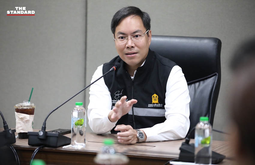 นายอัครนันท์ กัณณ์กิตตินันท์ รมช.ศึกษาธิการ (เสื้อเชิ้ตขาว เนคไทฟ้า) พร้อมคณะทำงาน ระหว่างการศึกษาโมเดล Traffy Fondue ที่ศาลาว่าการกรุงเทพมหานคร 2 ดินแดง 1