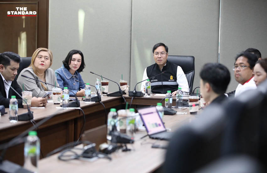 นายอัครนันท์ กัณณ์กิตตินันท์ รมช.ศึกษาธิการ (เสื้อเชิ้ตขาว เนคไทฟ้า) พร้อมคณะทำงาน ระหว่างการศึกษาโมเดล Traffy Fondue ที่ศาลาว่าการกรุงเทพมหานคร 2 ดินแดง 2