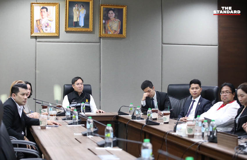 นายอัครนันท์ กัณณ์กิตตินันท์ รมช.ศึกษาธิการ (เสื้อเชิ้ตขาว เนคไทฟ้า) พร้อมคณะทำงาน ระหว่างการศึกษาโมเดล Traffy Fondue ที่ศาลาว่าการกรุงเทพมหานคร 2 ดินแดง 3