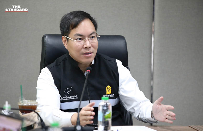 นายอัครนันท์ กัณณ์กิตตินันท์ รมช.ศึกษาธิการ (เสื้อเชิ้ตขาว เนคไทฟ้า) พร้อมคณะทำงาน ระหว่างการศึกษาโมเดล Traffy Fondue ที่ศาลาว่าการกรุงเทพมหานคร 2 ดินแดง 4