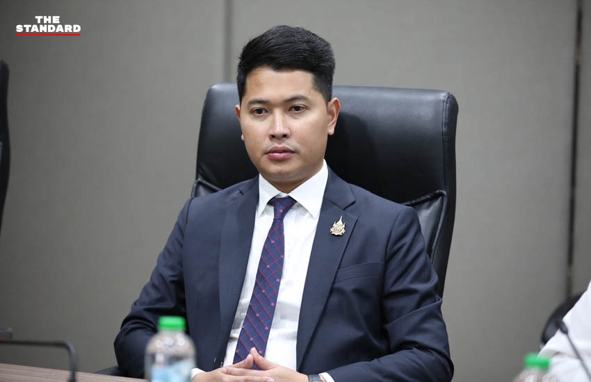 นายอัครนันท์ กัณณ์กิตตินันท์ รมช.ศึกษาธิการ (เสื้อเชิ้ตขาว เนคไทฟ้า) พร้อมคณะทำงาน ระหว่างการศึกษาโมเดล Traffy Fondue ที่ศาลาว่าการกรุงเทพมหานคร 2 ดินแดง 5