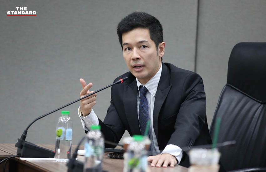 นายอัครนันท์ กัณณ์กิตตินันท์ รมช.ศึกษาธิการ (เสื้อเชิ้ตขาว เนคไทฟ้า) พร้อมคณะทำงาน ระหว่างการศึกษาโมเดล Traffy Fondue ที่ศาลาว่าการกรุงเทพมหานคร 2 ดินแดง 6