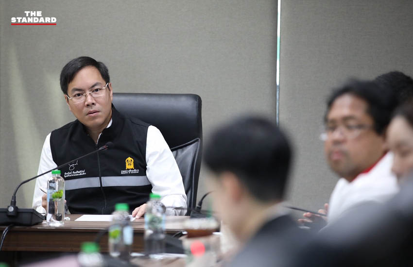 นายอัครนันท์ กัณณ์กิตตินันท์ รมช.ศึกษาธิการ (เสื้อเชิ้ตขาว เนคไทฟ้า) พร้อมคณะทำงาน ระหว่างการศึกษาโมเดล Traffy Fondue ที่ศาลาว่าการกรุงเทพมหานคร 2 ดินแดง 7