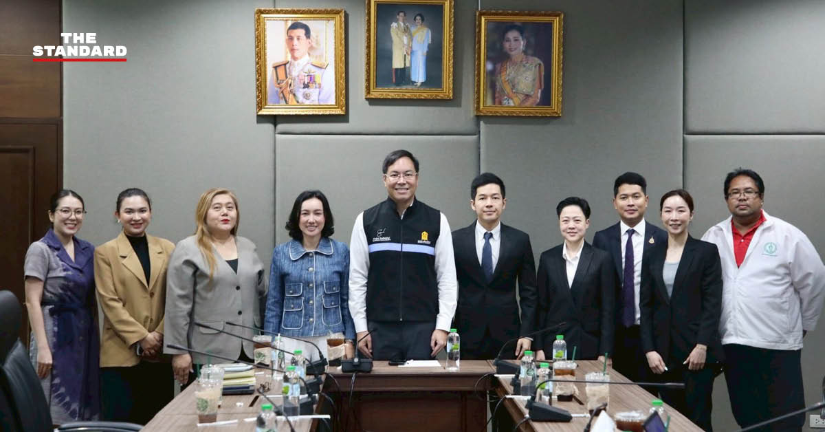 นายอัครนันท์ กัณณ์กิตตินันท์ รมช.ศึกษาธิการ (เสื้อเชิ้ตขาว เนคไทฟ้า) พร้อมคณะทำงาน ระหว่างการศึกษาโมเดล Traffy Fondue ที่ศาลาว่าการกรุงเทพมหานคร 2 ดินแดง