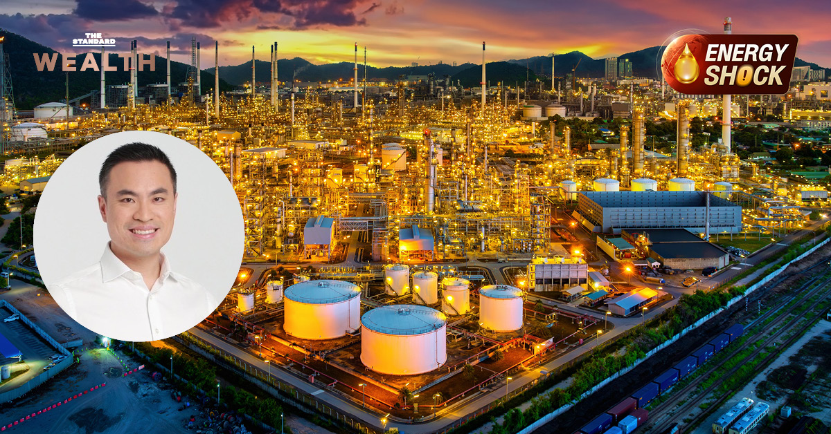 ภาพมุมสูงโรงกลั่นน้ำมันยามพลบค่ำ