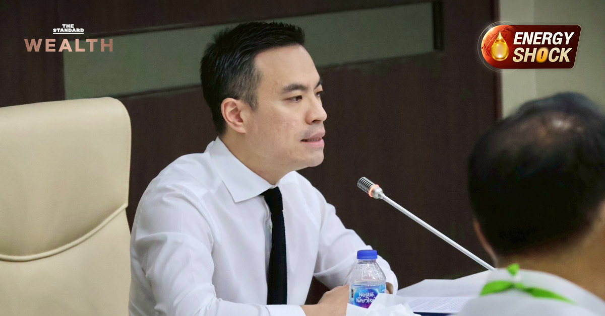 เอกนัฏ พร้อมพันธุ์ รัฐมนตรีว่าการกระทรวงพลังงาน แถลงข่าวมาตรการลดราคา ณ โรงกลั่นน้ำมัน