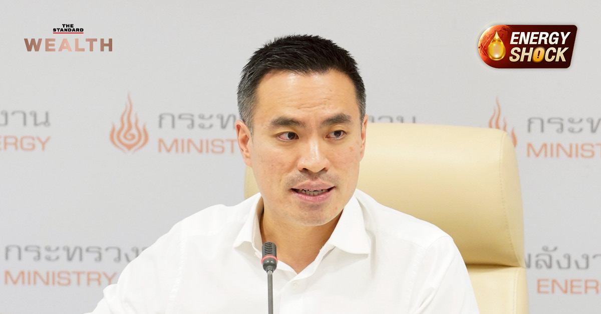เอกนัฏ พร้อมพันธุ์ รัฐมนตรีว่าการกระทรวงพลังงาน ขณะแถลงนโยบายปฏิรูปพลังงานและมาตรการกองทุนน้ำมัน