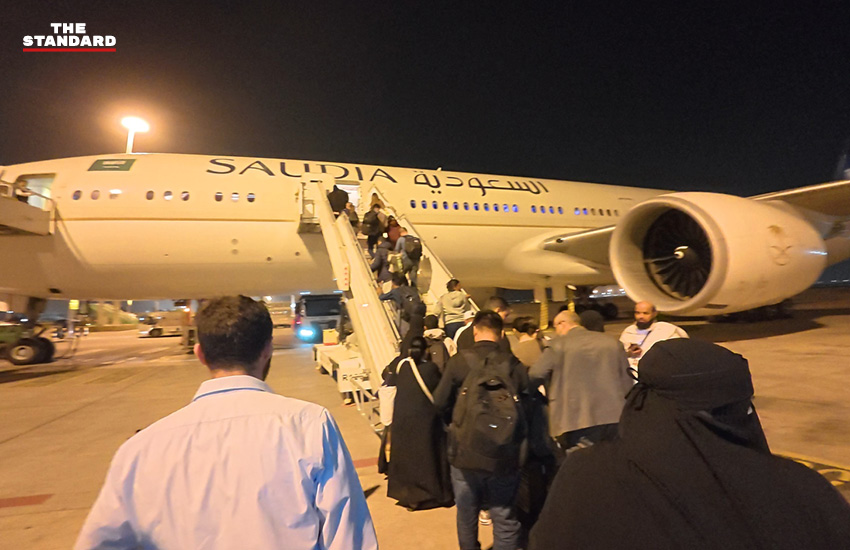 ภาพวิศวกรไทยเดินทางกลับบ้านจากอ่าวเปอร์เซีย ท่ามกลางสถานการณ์ฉุกเฉิน 16