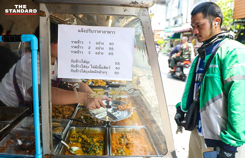 ภาพเมนูอาหารในร้านอาหารตามสั่งย่านใจกลางกรุงเทพฯ ที่แจ้งปรับขึ้นราคาจากผลกระทบปุ๋ยเคมีขาดแคลน 5
