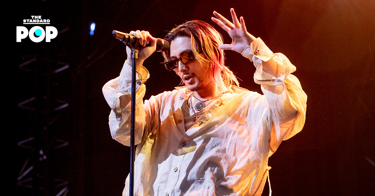 ภาพ Fujii Kaze ศิลปินชาวญี่ปุ่นขณะกำลังแสดงคอนเสิร์ต