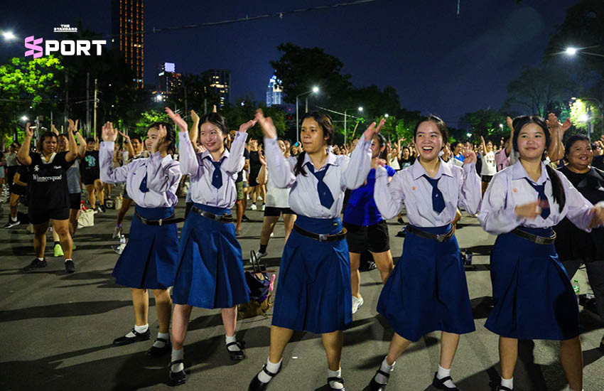 กลุ่มคนรุ่นใหม่กำลังออกกำลังกายหรือวิ่งร่วมกันอย่างสนุกสนานกลางแจ้ง สะท้อนเทรนด์ Workout = Hangout 1