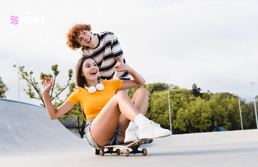 กลุ่มคนรุ่นใหม่กำลังออกกำลังกายหรือวิ่งร่วมกันอย่างสนุกสนานกลางแจ้ง สะท้อนเทรนด์ Workout = Hangout 2