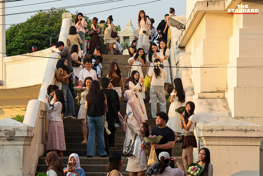 วัยรุ่น Gen Z ถ่ายภาพกับดอกบัวพับที่ สะพานพุทธ โดยมีถังขยะสำหรับแยกดอกบัวเพื่อทำปุ๋ย 10