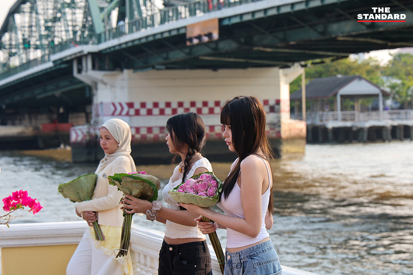 วัยรุ่น Gen Z ถ่ายภาพกับดอกบัวพับที่ สะพานพุทธ โดยมีถังขยะสำหรับแยกดอกบัวเพื่อทำปุ๋ย 11