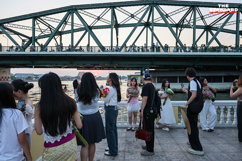 วัยรุ่น Gen Z ถ่ายภาพกับดอกบัวพับที่ สะพานพุทธ โดยมีถังขยะสำหรับแยกดอกบัวเพื่อทำปุ๋ย 12