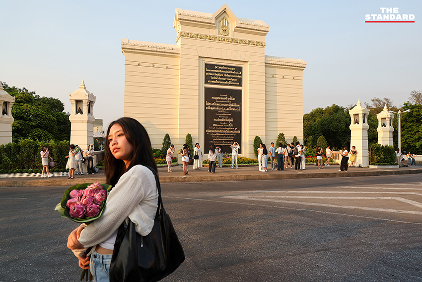 วัยรุ่น Gen Z ถ่ายภาพกับดอกบัวพับที่ สะพานพุทธ โดยมีถังขยะสำหรับแยกดอกบัวเพื่อทำปุ๋ย 4