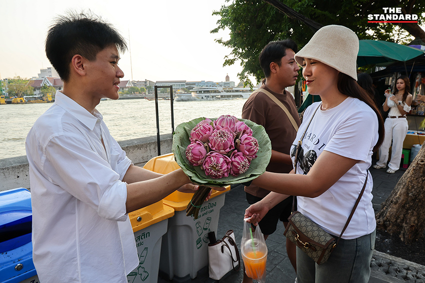 วัยรุ่น Gen Z ถ่ายภาพกับดอกบัวพับที่ สะพานพุทธ โดยมีถังขยะสำหรับแยกดอกบัวเพื่อทำปุ๋ย 5