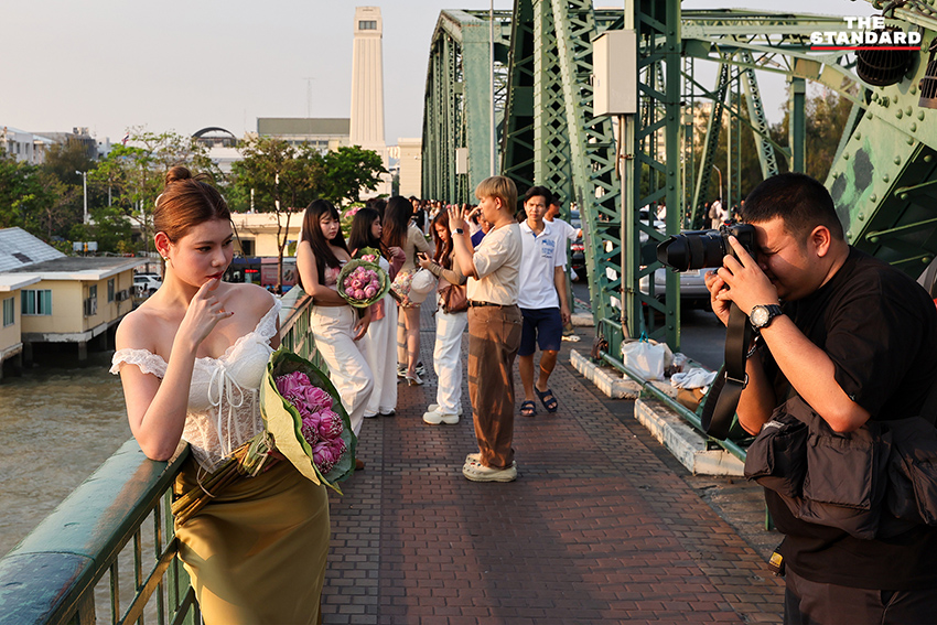 วัยรุ่น Gen Z ถ่ายภาพกับดอกบัวพับที่ สะพานพุทธ โดยมีถังขยะสำหรับแยกดอกบัวเพื่อทำปุ๋ย 9