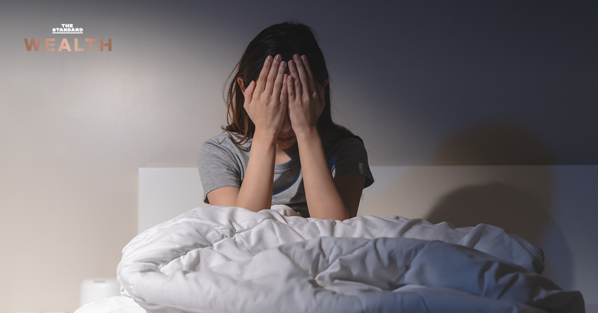 ภาพหญิงสาวนอนไม่หลับ แสดงถึงความกังวลจากความเครียดเรื่องเงินของ Gen Z