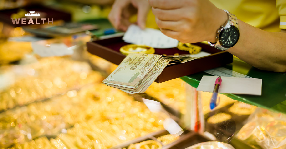 ภาพกราฟแสดงราคาทองคำดิ่งลงอย่างหนัก พร้อมข้อความว่าทองคำร่วงหนักสุดรอบ 13 ปี สงครามเดือดราคาลง